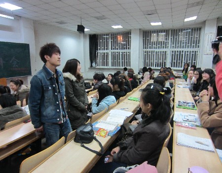 大家认真地倾听部长们的精彩介绍