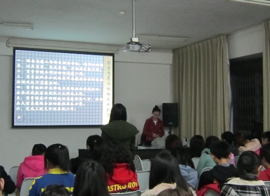 员工干部仔细听讲,热情互动