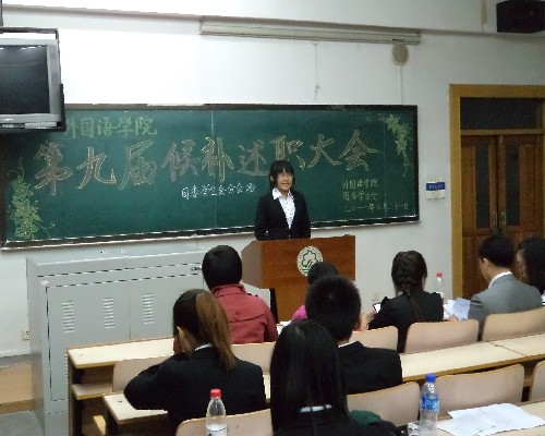 选手们在进行慷慨激昂地演讲