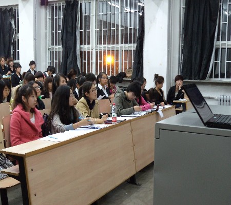 评委们正在倾听选手演讲