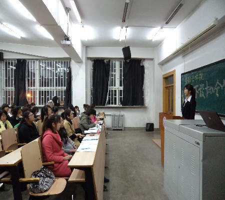 选手正在进行慷慨激昂的演讲