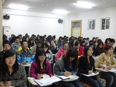 候补们认真仔细地听讲、记录