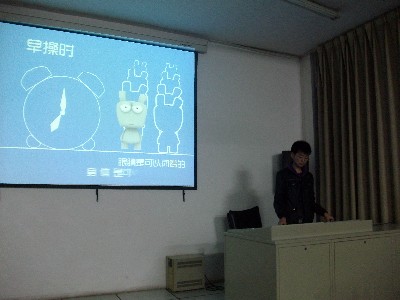 讲解人员细致耐心地为大家进行培训