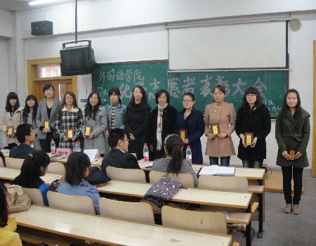 社会实践先进个人获奖者与老师合影